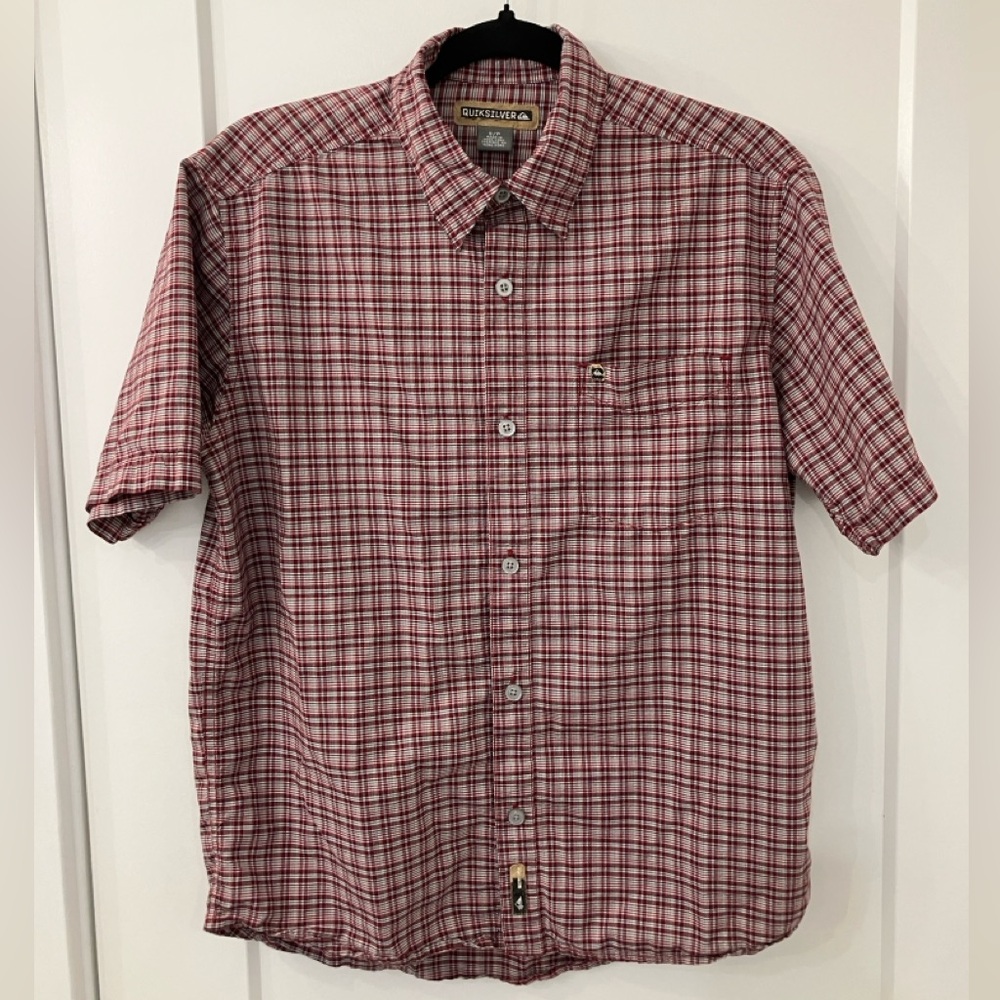 Quiksilver Men’s Shirt Sleeved Button Down Shirt in Men’s Small